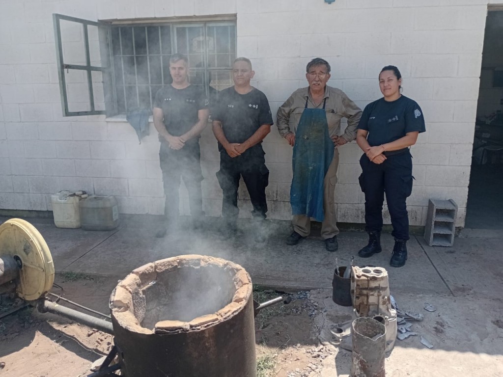 El artesano bolivarense Néstor González, donó un taller de fundición de hierro a la Unidad 17