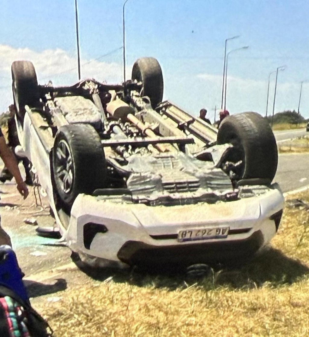 Ruta 65 y Acceso Pedro Barnetche: vuelco de una camioneta