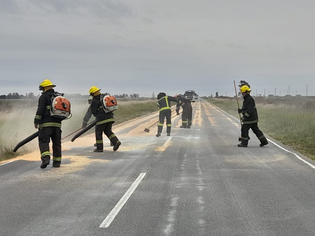 Bomberos Voluntarios de Urdampilleta trabajó en la limpieza de la ruta tras el derrame de la carga de maíz de un camión
