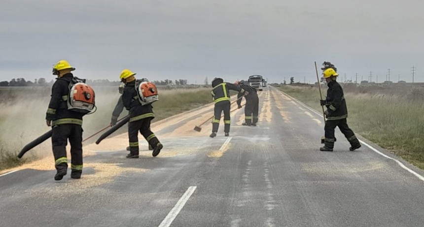 Bomberos Voluntarios de Urdampilleta trabajó en la limpieza de la ruta tras el derrame de la carga de maíz de un camión