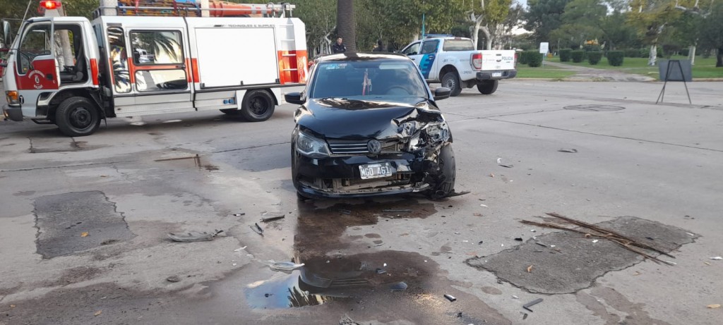 Fuerte impacto entre dos vehículos, con la participación de Bomberos Voluntarios por derrame de combustible en el lugar