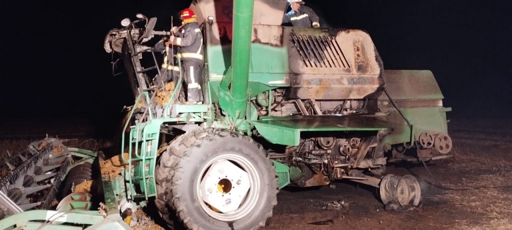 Bomberos Voluntarios trabajaron en la extinción del foco ígneo en una máquina cosechadora