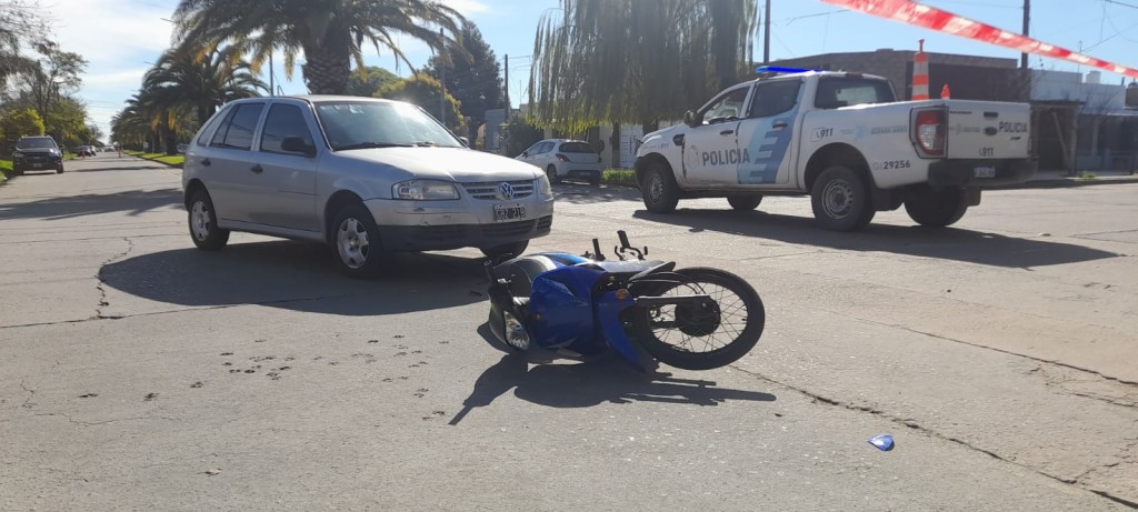 Este jueves por la tarde, un motociclista fue hospitalizado tras una colisión con un auto