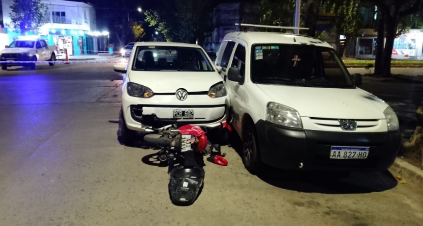 Este viernes: se registr&oacute; una triple colisi&oacute;n en la que participaron dos autos y una moto, con una persona hospitalizada mediante el servicio 107