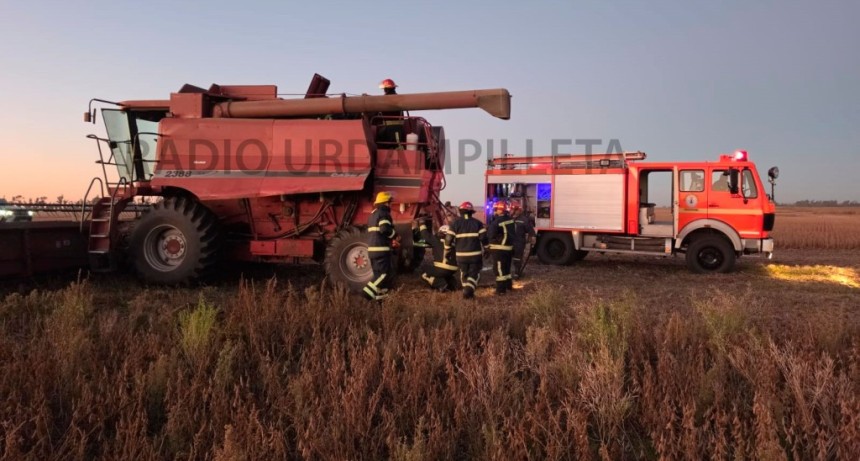 Bomberos de Urdampilleta trabajaron en la extinci&oacute;n de un foco &iacute;gneo en una m&aacute;quina cosechadora