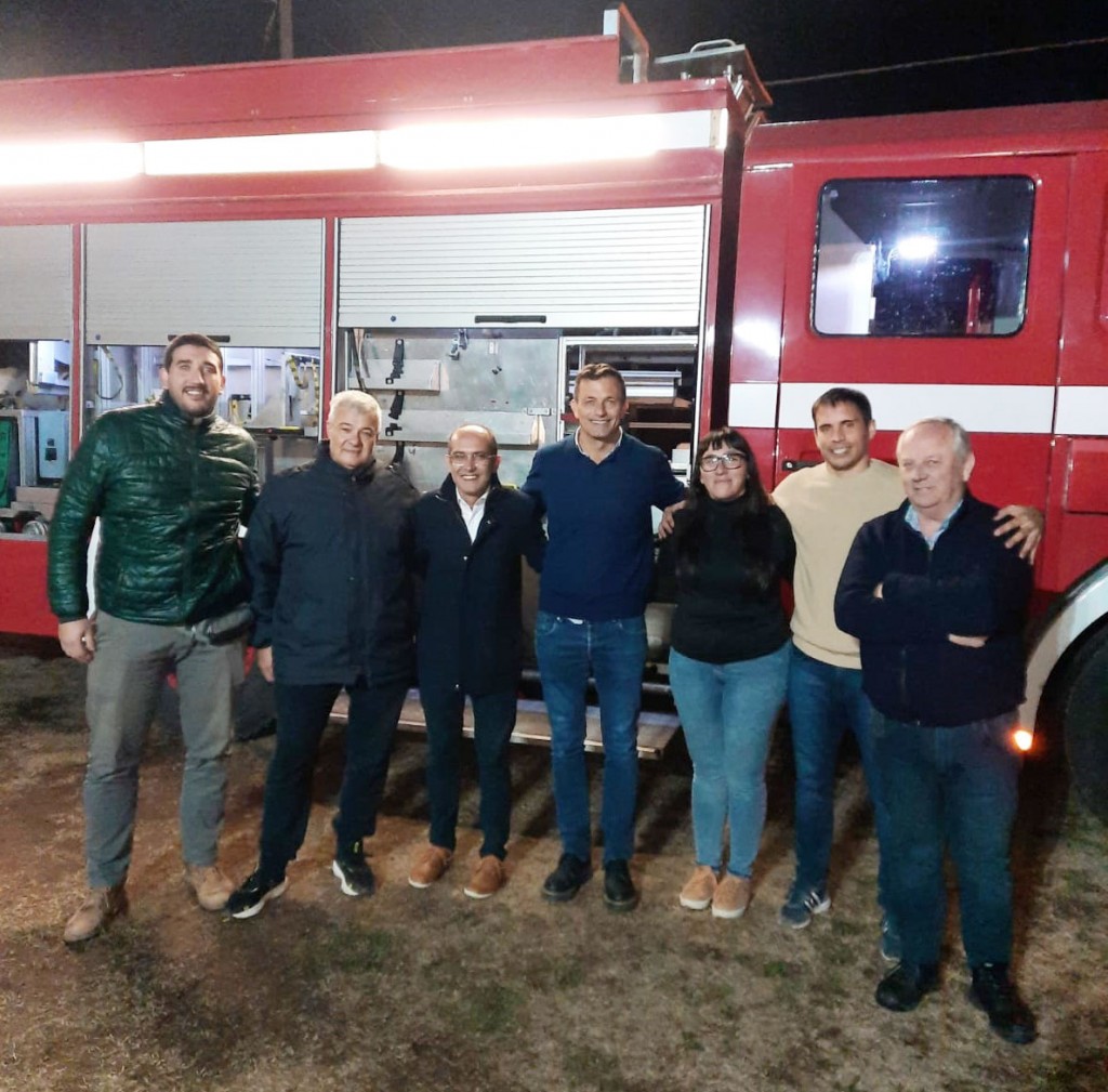Bomberos Voluntarios de Pirovano recibió la nueva unidad, y fueron acompañados por el Senador Bali Bucca y el Intendente Marcos Pisano