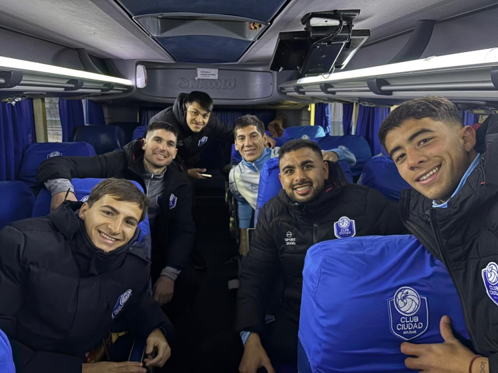 El plantel de Ciudad de Bolívar partió rumbo a Mendoza, y este domingo 15.30 enfrenta a San Martín