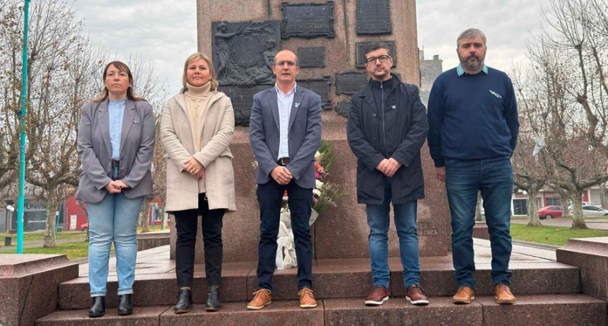 Día de la Independencia: El Intendente Pisano encabezó el Izamiento del Pabellón Nacional