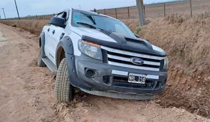 Apareció una camioneta abandonada en un camino rural en Bunge, y la Policía confirmó que  tenía pedido de secuestro activo por “Robo”