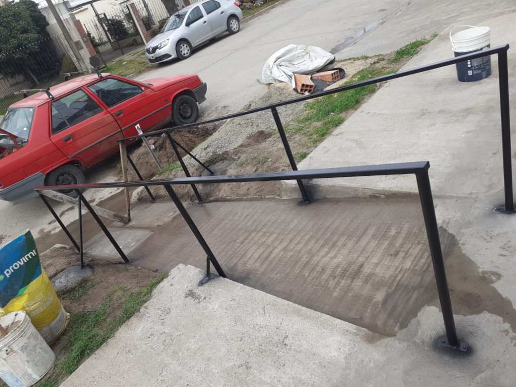 Muy cerca del final de la obra solidaria, se colocaron las barandas y resta los trabajos de pintura y señalización