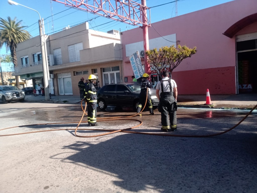 Bomberos Voluntarios trabajó en la extinción del incendio de un vehículo, no hubo heridos
