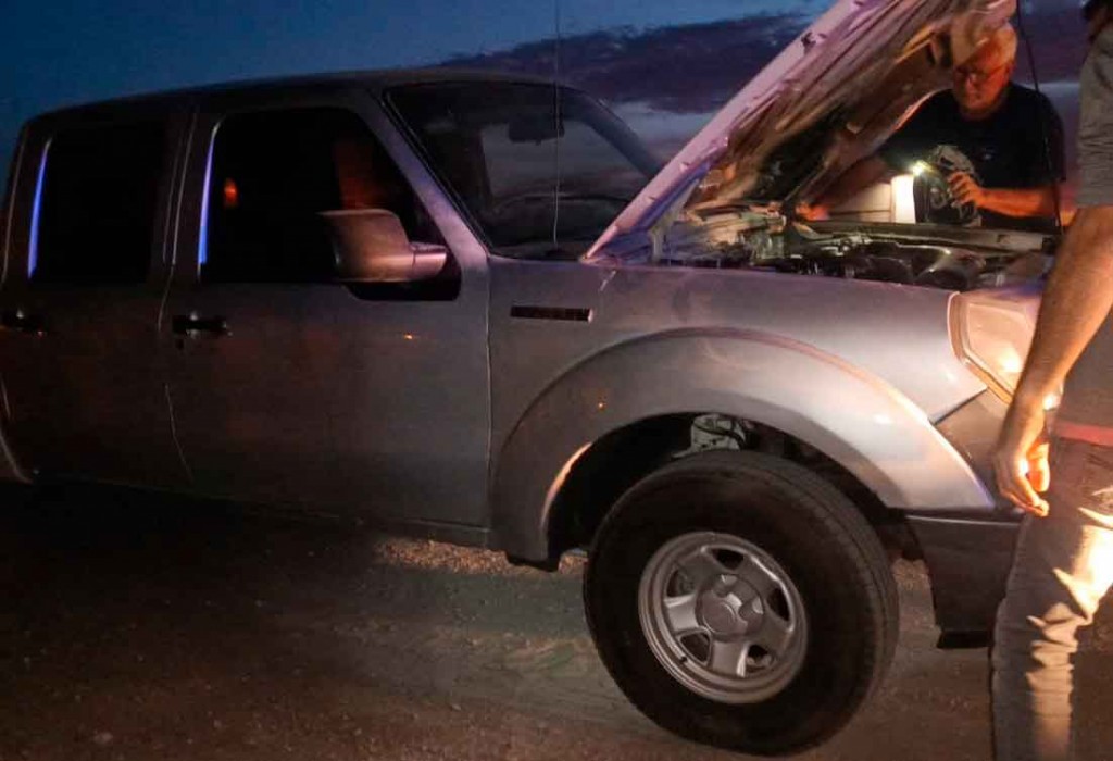 Bomberos  y el Equipo Emergente Municipal, acudieron al principio de incendio en el motor de una camioneta