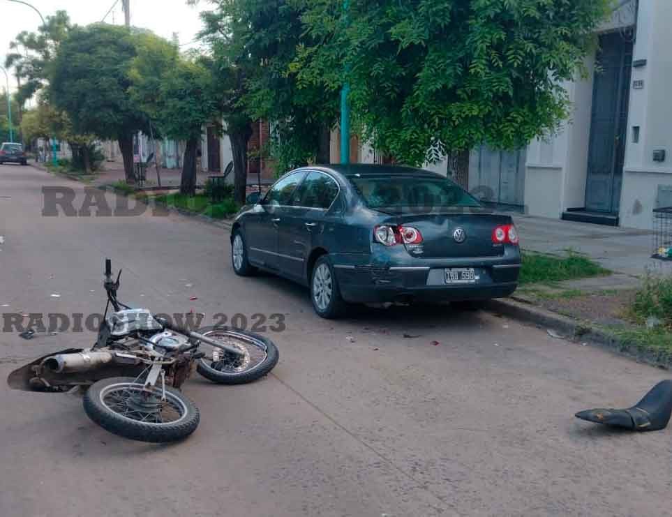 Un joven motociclista fue hospitalizado tras impactar contra un vehículo que se encontraba estacionado