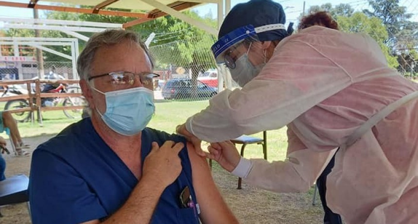 Personal sanitario mayor de 60 a&ntilde;os recibi&oacute; la primera dosis de Sputnik V