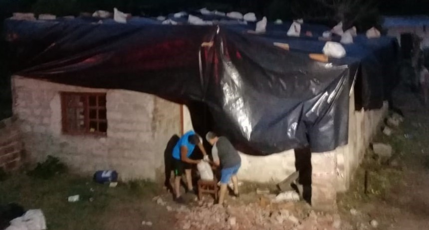 Bomberos Voluntarios colocó una cobertura en la vivienda que resultó con voladura de techo