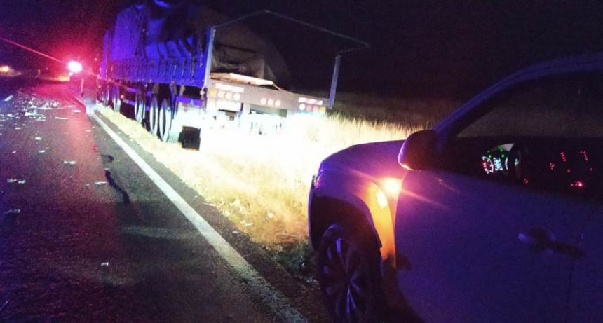 Un camión perdió la carga sobre la ruta y generó el impacto con una camioneta