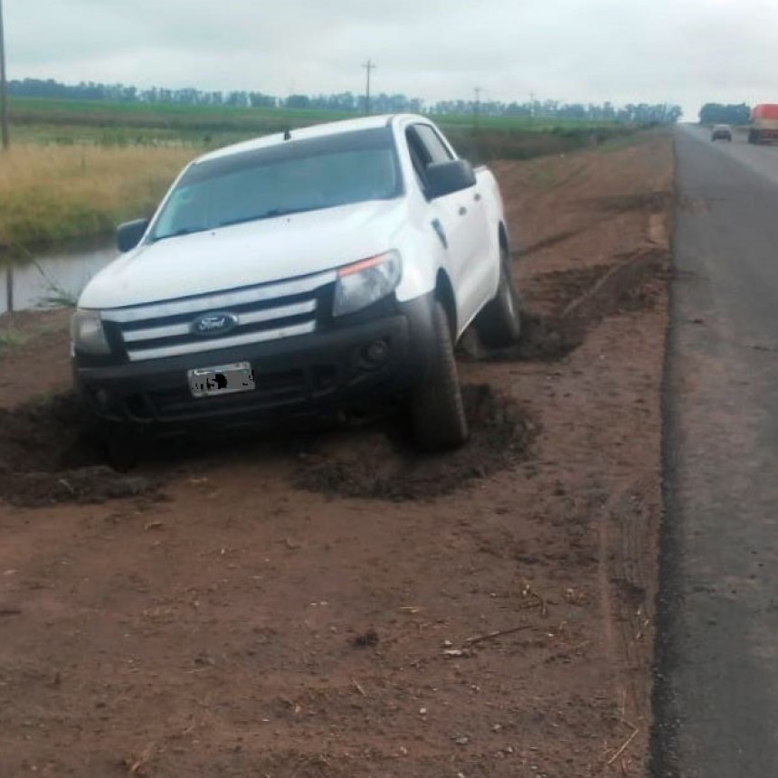 Por las excesivas precipitaciones, y a pesar de ser un sector recientemente reparado, un conductor se encajó en la banquina