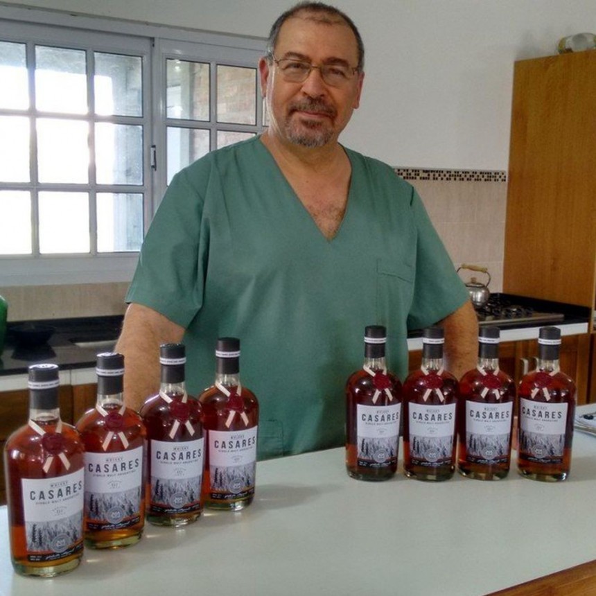 Un médico de Carlos Casares se volcó a la destilación de un whisky single malt, con materia prima de gran calidad