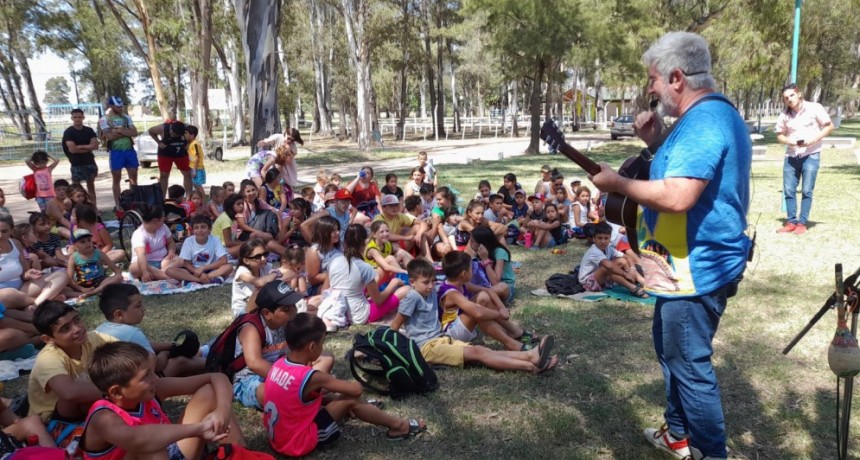 Las escuelas Abiertas de Verano tuvieron su show, y con el móvil de Fm 10 hablamos con Luciano Villarreal y Nadia Godoy