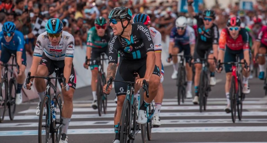 39ª Vuelta a San Juan: En un nuevo embalaje masivo, el australiano Samuel Welsford supero en la línea a Bennet y Gaviria 