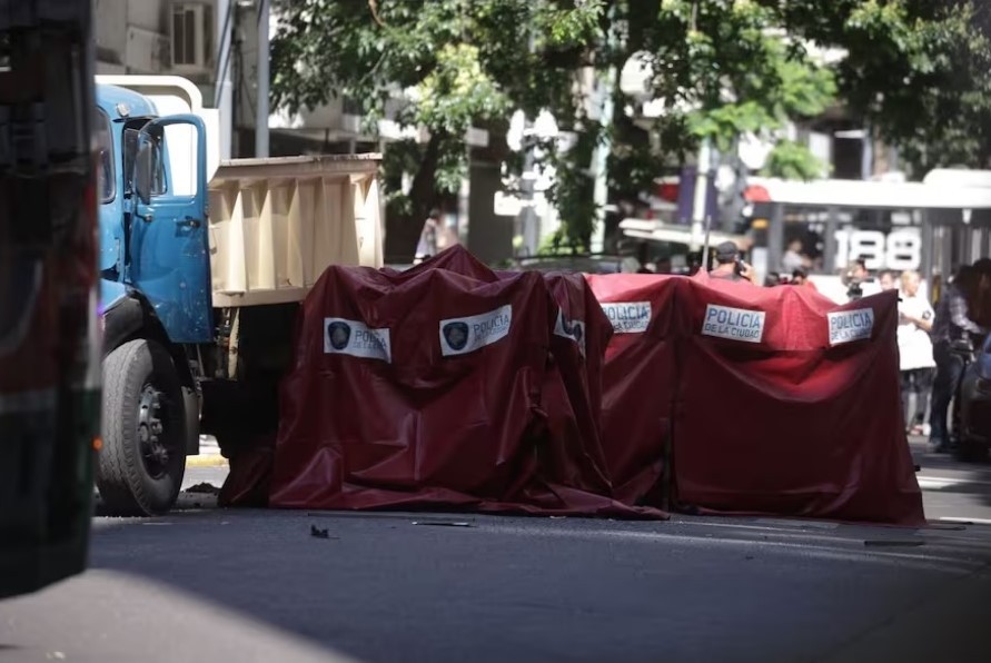 Viajaban sueltos en la caja de en un camión, y murieron al salir despedidos