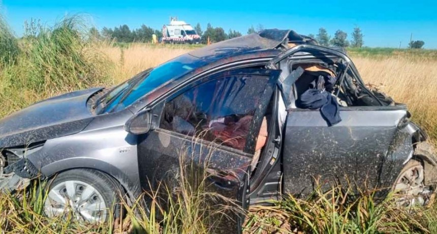 Ruta 205: Un vuelco de características espectaculares, dejó como saldo una persona con politraumatismos