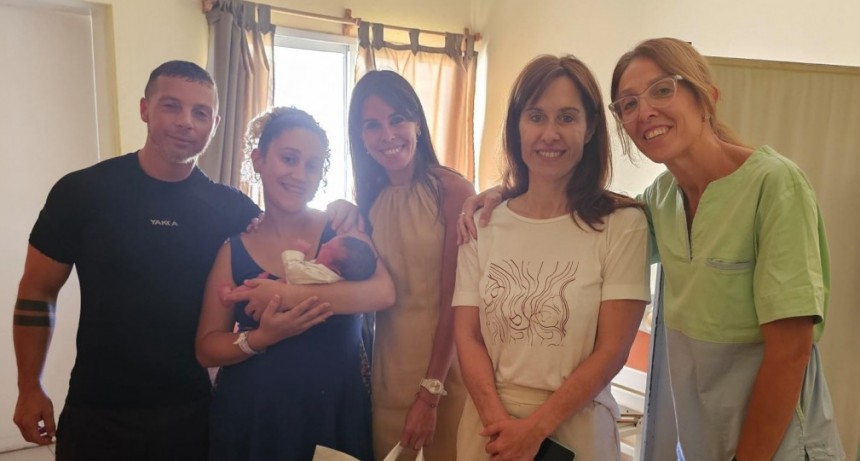 La Intendenta Interina Laura Rodríguez, visitó a la primera bebé bolivarense nacida en el 2025