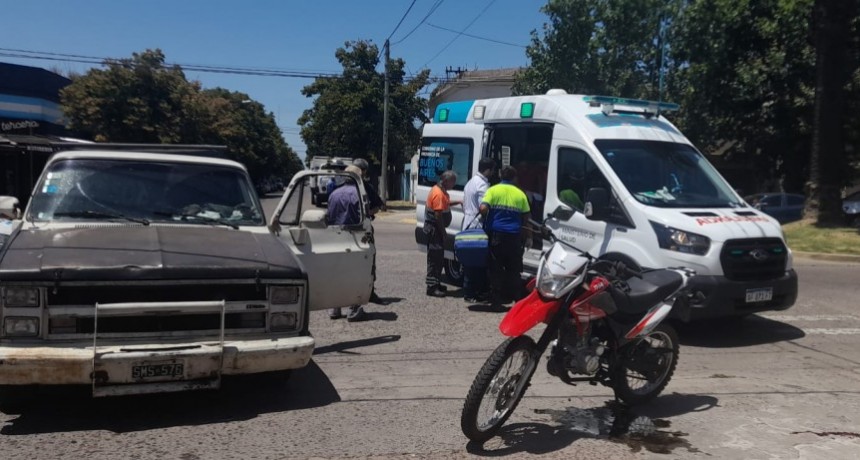 Un motociclista lesionado en una de sus manos, tras una colisión con una camioneta