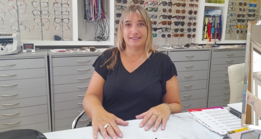 Mariana Salaverría Urrutia cumple 25 años con Óptica Rola y con FM 10 visitamos el local