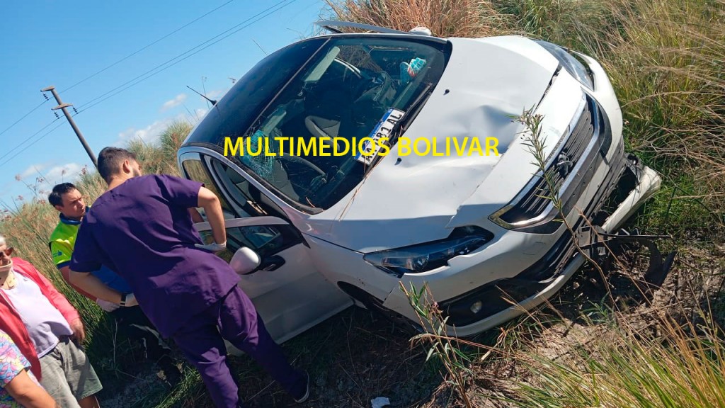 Bomberos Voluntarios de Bolívar, asistieron al despiste y vuelco de un vehículo en ruta 226