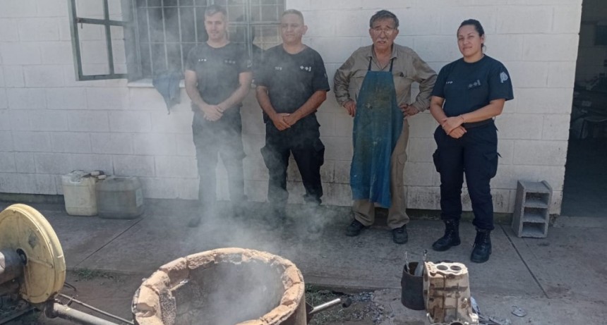 El artesano bolivarense Néstor González, donó un taller de fundición de hierro a la Unidad 17