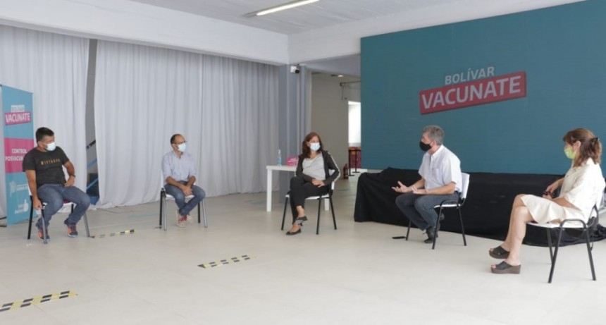  El intendente Pisano se reuni&oacute; en el centro vacunatorio con autoridades locales de educaci&oacute;n