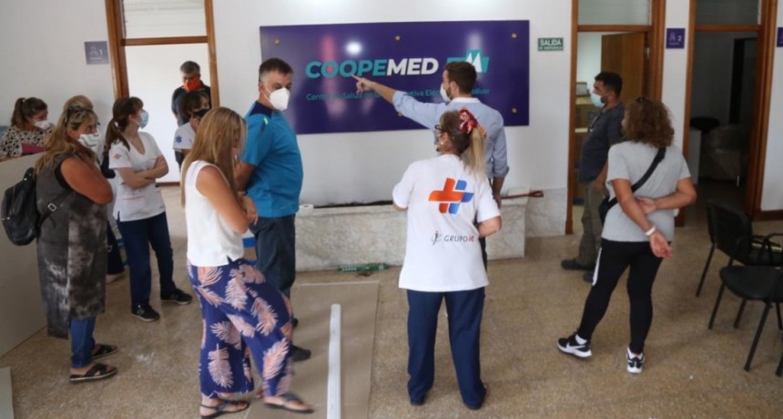 Javier Rodr&iacute;guez recorri&oacute; con los empleados de Coopemed las instalaciones