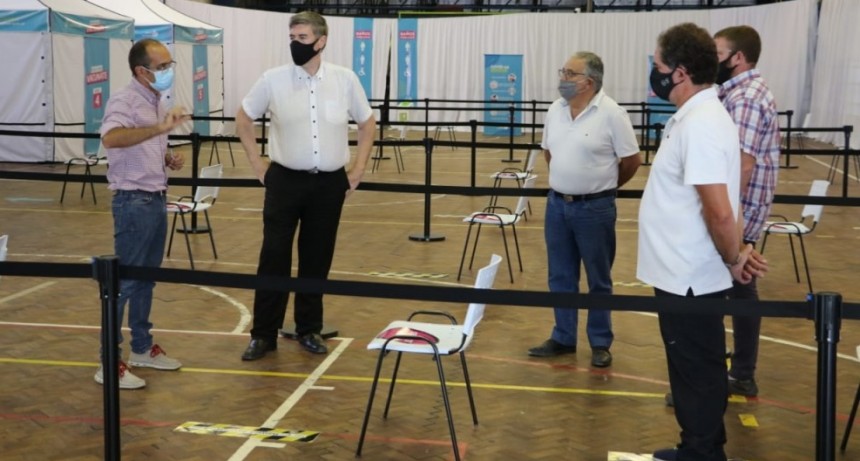 Pisano recorri&oacute; el Vacunatorio Municipal junto a integrantes de la C&aacute;mara Comercial