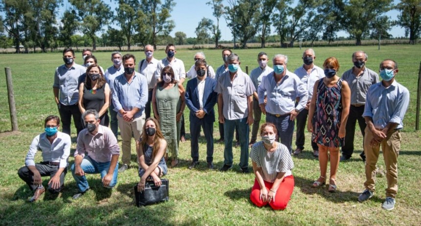 En Roque P&eacute;rez:  Pisano particip&oacute; junto a Kiciloff de la presentaci&oacute;n del plan estrat&eacute;gico de mejora de caminos rurales