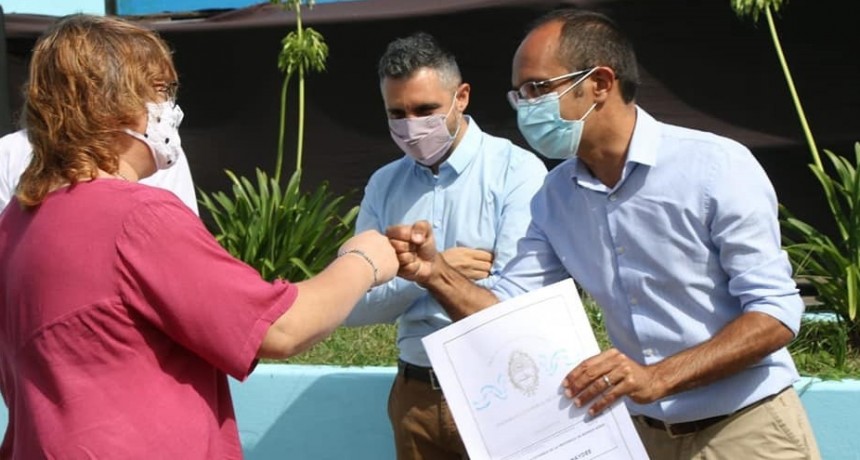 Pisano y Girard entregaron 111 escrituras a vecinos de Bol&iacute;var