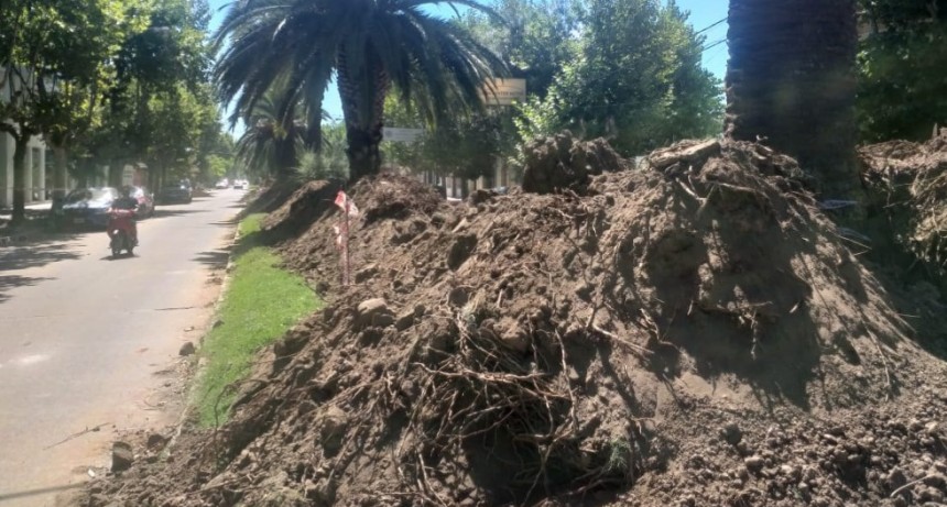 Trabajan intensamente en un tendido subterr&aacute;neo para garantizar media tensi&oacute;n en el nuevo centro comercial