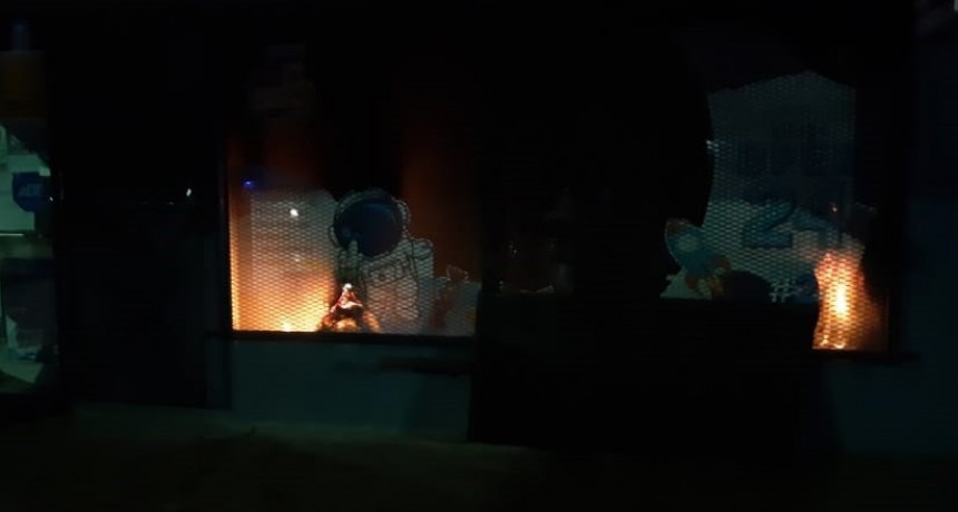 Se registró un incendio en un local comercial de avenida Calfucurá (Nota con Audio)