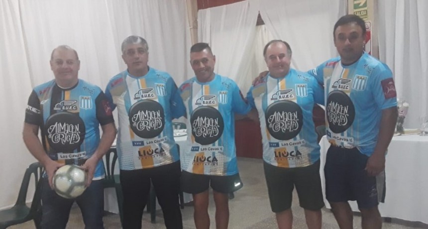 Integrantes del Club Argentino Juniors presentaron la nueva indumentaria 