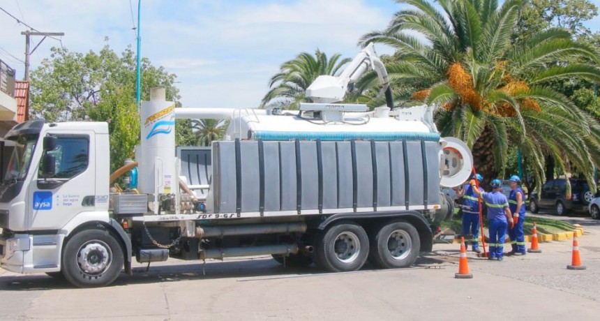 El Municipio y Aysa trabajan en la limpieza de colectores cloacales y pluviales en bolívar