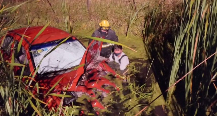 Bomberos Voluntarios de Del valle asistieron en un vuelco anoche