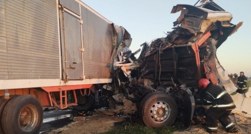 Dos muertos y un herido grave tras chocar dos camiones en Ruta 51 