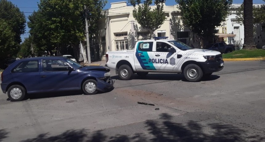 Dos conductores fueron trasladados al hospital en forma preventiva, tras un impacto en avenida Alsina y calle Dorrego