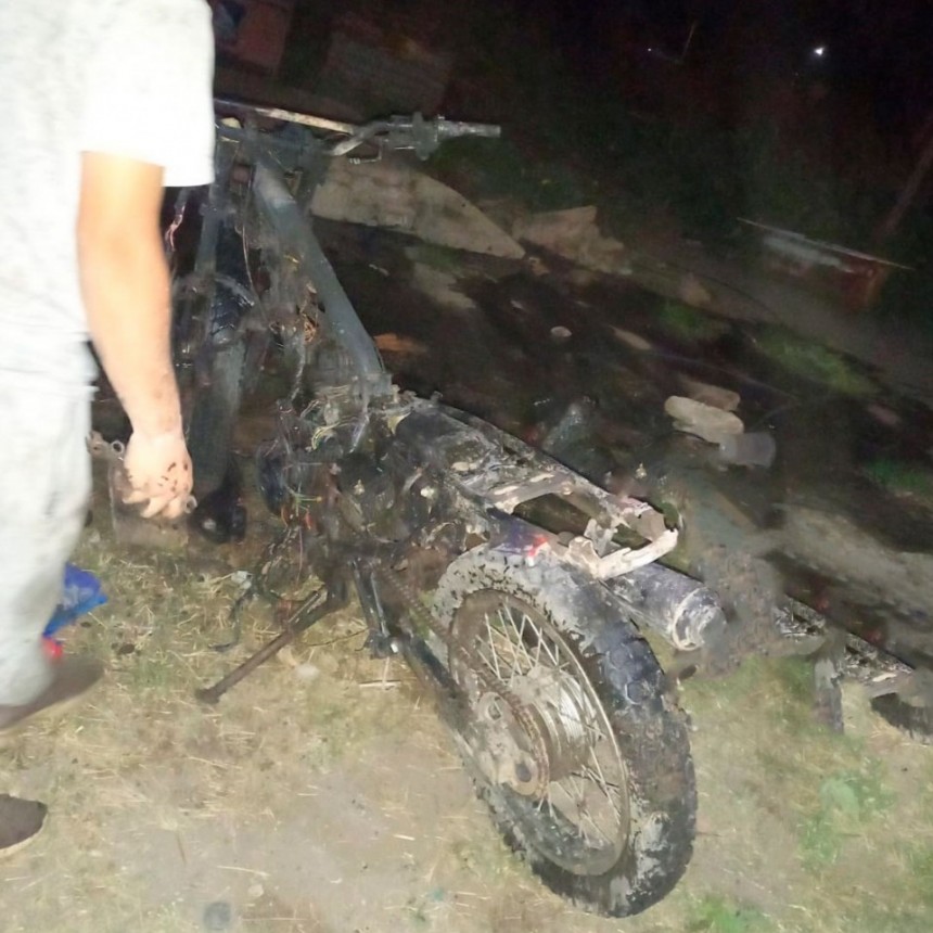 Se incendió una moto con daños totales