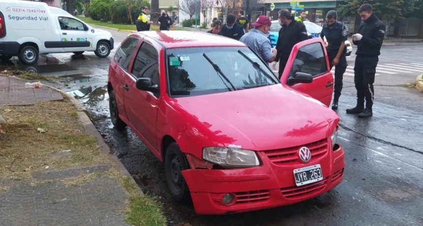 Un veh&iacute;culo impact&oacute; contra un &aacute;rbol en Brown y Avellaneda