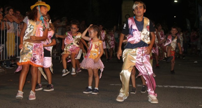 Bolívar vivió una fiesta la primera noche de Carnavales 2025 con un marco colmado de alegría, colores, música y propuestas gastronómicas