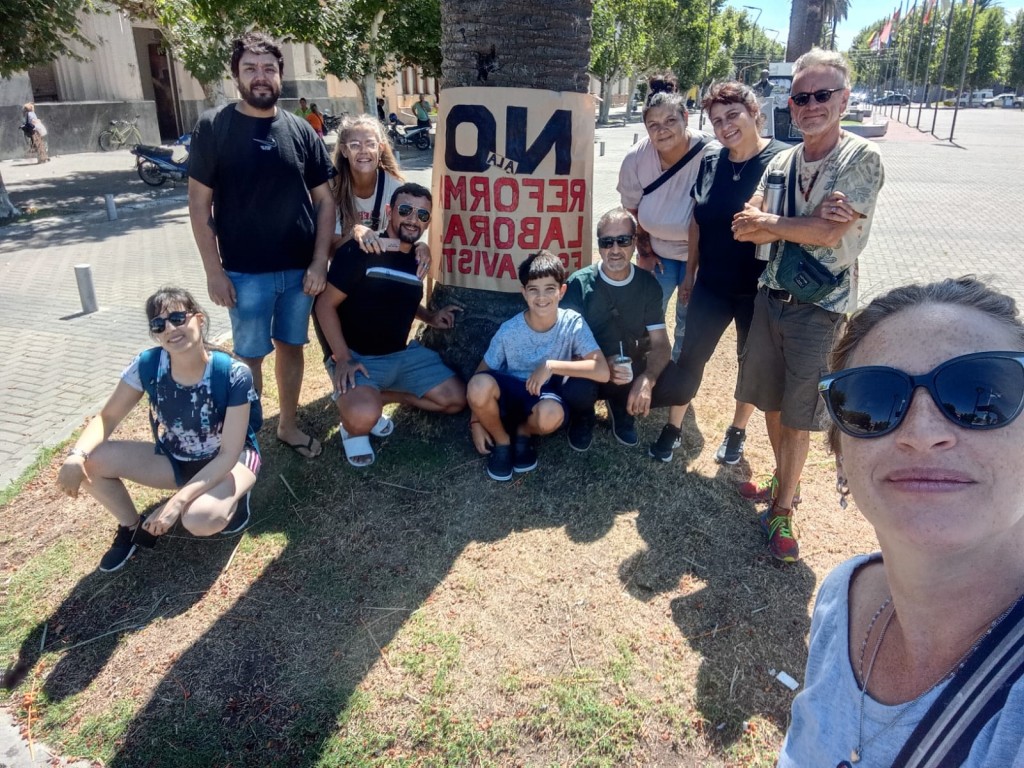 Movilización al Centro Cívico de Bolívar: se manifestaron un grupo de militantes de izquierda y dejaron un mensaje contra la Reforma Laboral