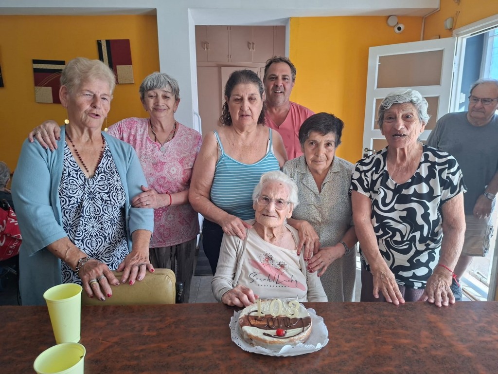 Matilde Urrutia festejó 103 años con su familia