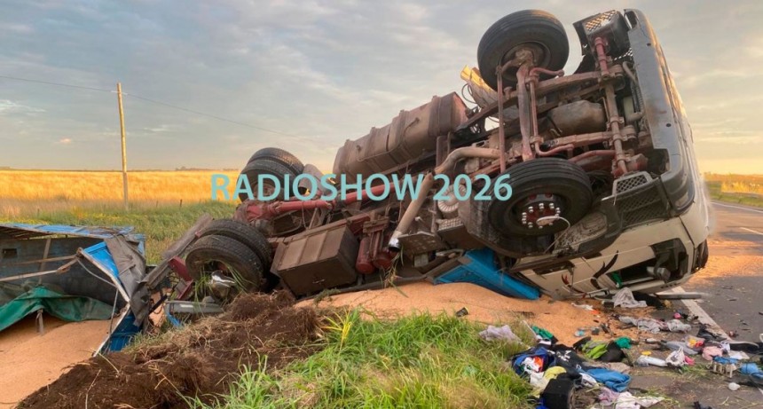 Ruta 65 en inmediaciones a la bajada a Villa Sanz: volcó un camión y trasladaron al chofer con criterio preventivo