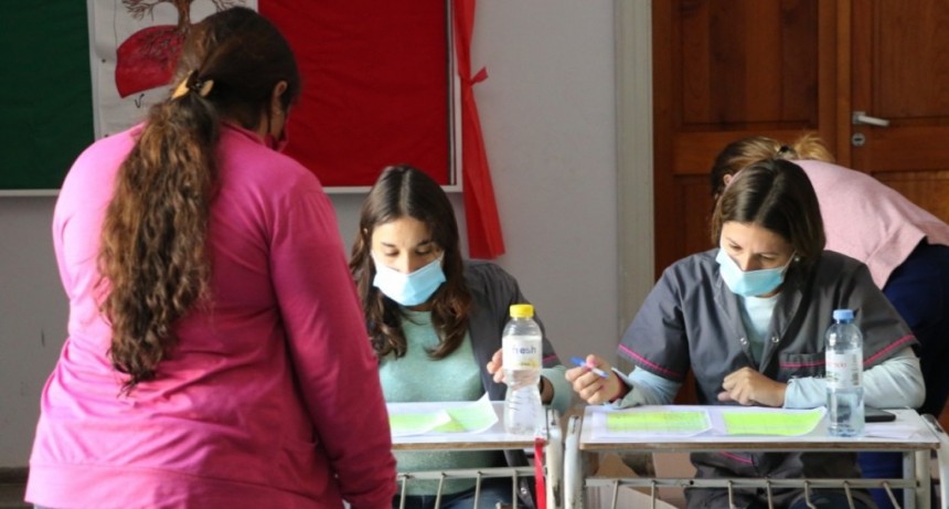 En diferentes barrios de la ciudad la Direcci&oacute;n de Desarrollo de la Comunidad comenz&oacute; con la entrega de kits escolares 